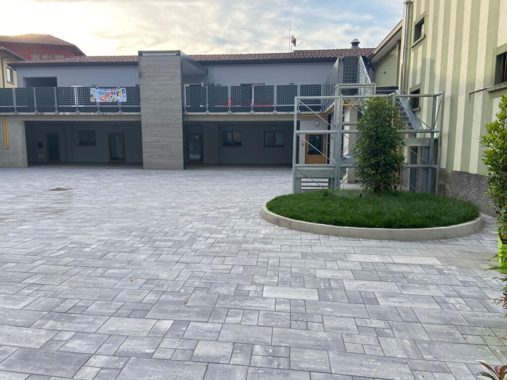 Pavimentazione realizzata utilizzando Five Stone Serizzo presso un Oratorio di paese