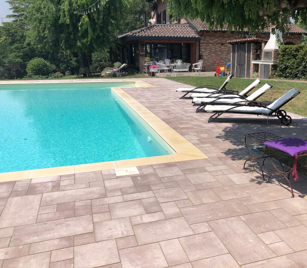 Massello Five Stone nella colorazione Travertino posato a bordo piscina di una villa privata