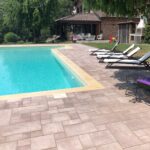 Massello Five Stone nella colorazione Travertino posato a bordo piscina di una villa privata