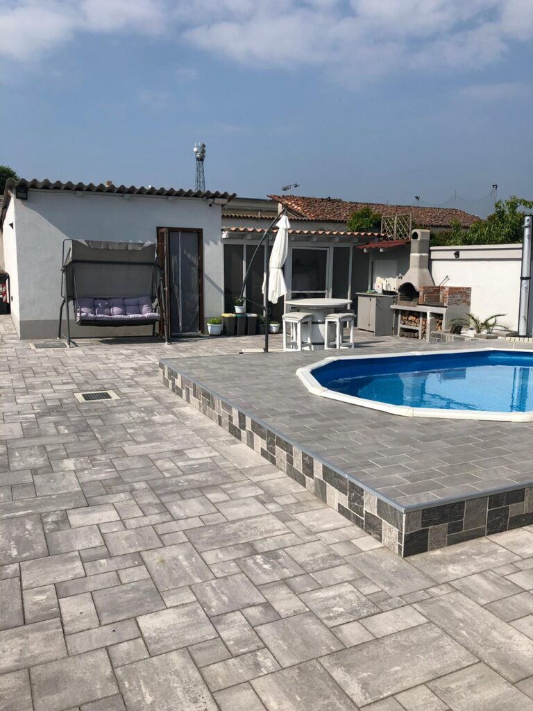 Pavimento autobloccante realizzato con il massello Five Stone nella colorazione Serizzo