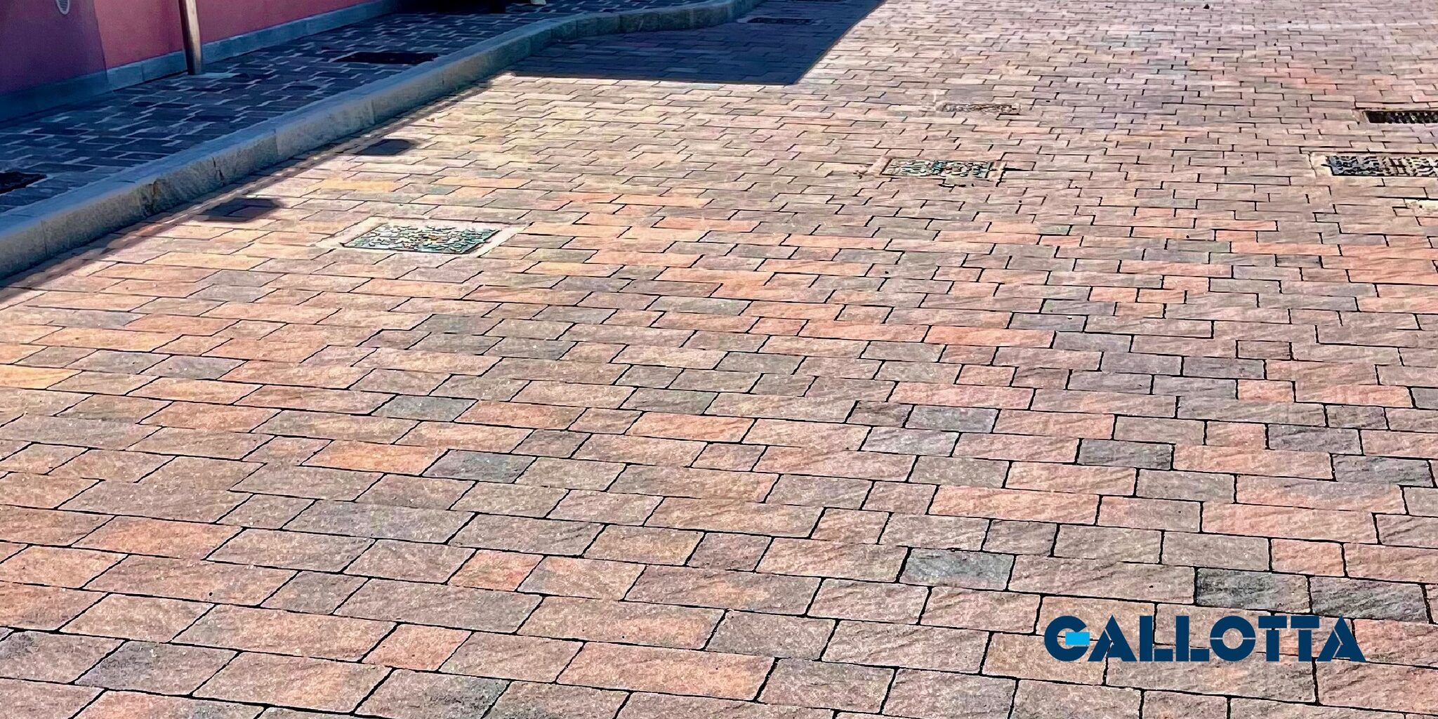 PIAZZA REALE Adatto ad ogni contesto e per tutte le esigenze Pavimentazione in autobloccanti realizzata con il massello Piazza Reale nella colorazione Rosso Reale