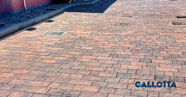 PIAZZA REALE Adatto ad ogni contesto e per tutte le esigenze Pavimentazione in autobloccanti realizzata con il massello Piazza Reale nella colorazione Rosso Reale